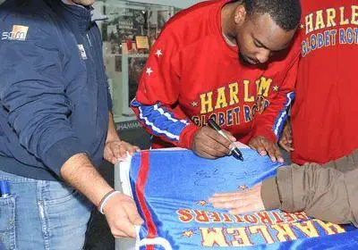 Harlem Globetrotters a Torino, firma di autografi presso il Museo dello Sport.