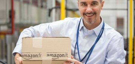 Dipendente Amazon con pacco
