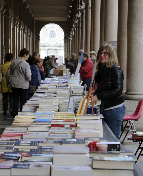 Portici di Carta, Via Roma a Torino. Bancarelle di libri