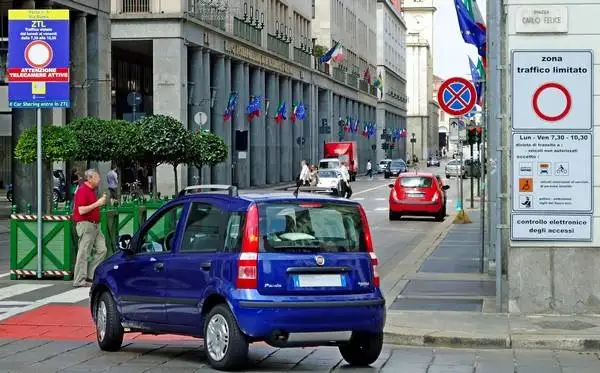Traffico a Torino, automobile in centro