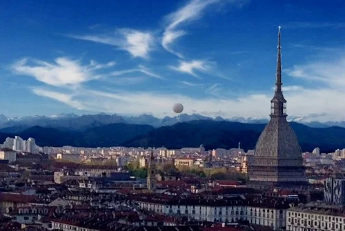 Panorama di Torino, con Mole Antonelliana e Mongolfiera. Alpi sullo sfondo.