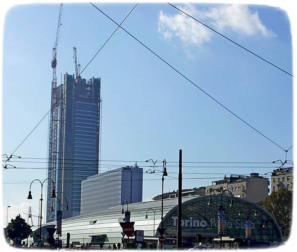 Grattacielo Intesa Sanpaolo in costruzione. In primo piano la stazione Porta Susa, Torino.
