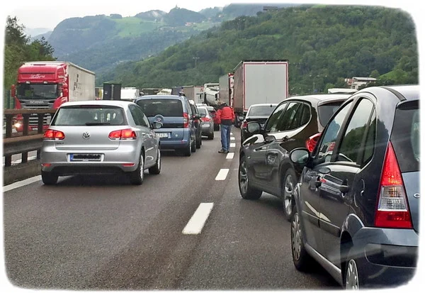 Traffico in autostrada. Camion, tir e auto. Coda stradale