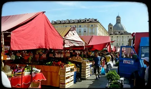 Banchi del mercato torinese in piazza della Repubblica