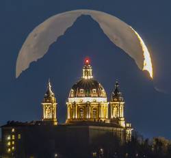 Foto dell'allineamento Basilica di Superga, Monviso e la Luna