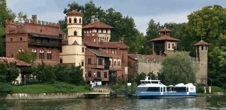 Battello sul fiume Po a Torino. Fermata presso Borgo Medievale, Parco del Valentino