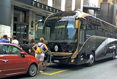Pullman della Juventus, davanti all'hotel Principi di Piemonte, a Torino. Tifosi in attesa dei giocatori.