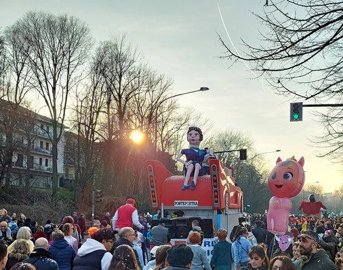 Carnevale di Torino, sfilata dei carri allegorici alla Pellerina