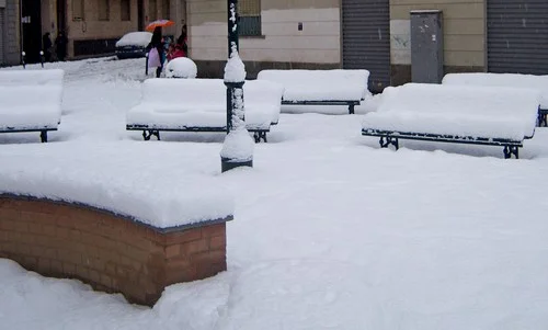 Neve a Torino, in periferia. Panchine imbiancate.