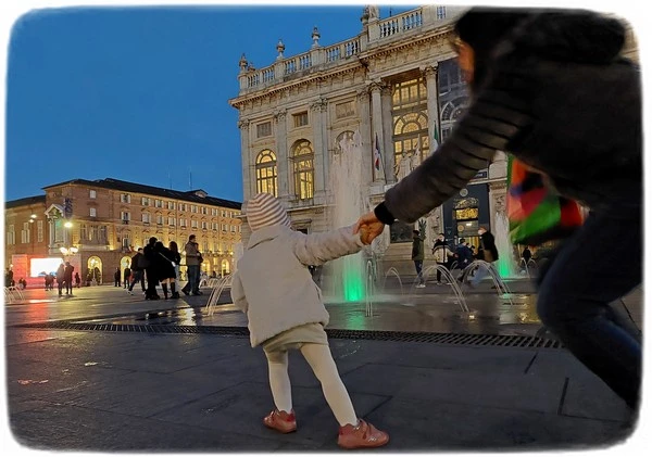 Piazza Castello, Torino. Mamma e figlia