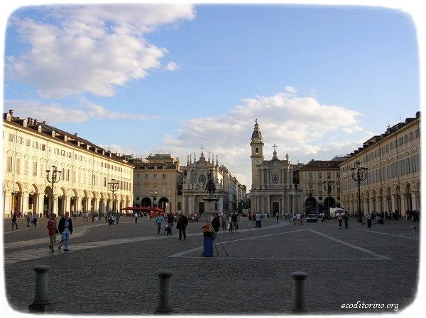 Piazza San Carlo a Torino. Monumento Cavallo di bronzo e chiese.
