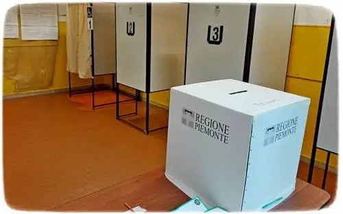 Seggio elettorale, interni con cabine e urna