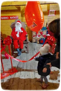 Rivoli, Villaggio di Babbo Natale. Bambina e mamma.